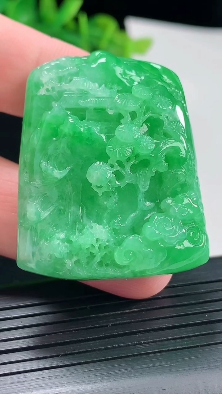 天然A货翡翠山水牌吊坠，尺寸44-34-15.5重量:41.66g
5月3日