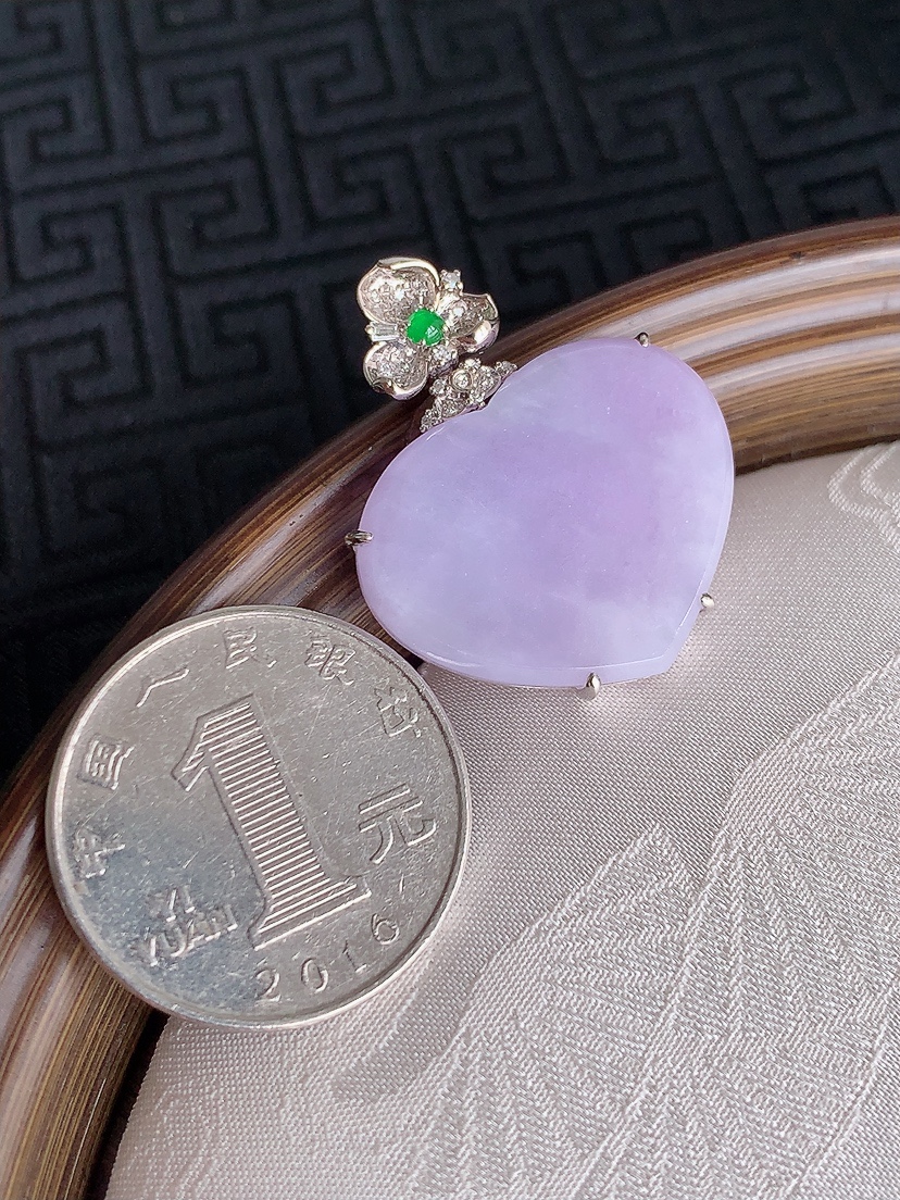 天然A货翡翠18K金伴钻镶嵌紫罗兰爱心吊坠  
尺寸30.7-20-25-6.2mm 重量7.03g 0430