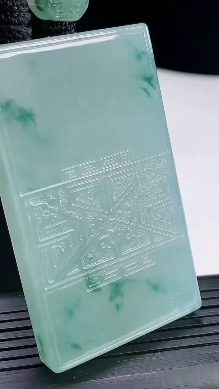 天然A货翡翠种飘过仿古无事牌吊坠，尺寸62-36-9重量:66.00g
5月4日