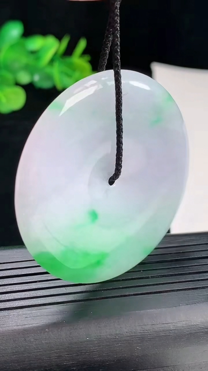 天然A货翡翠平安扣吊坠，尺寸50-5.2重量:28.60g
5月4日