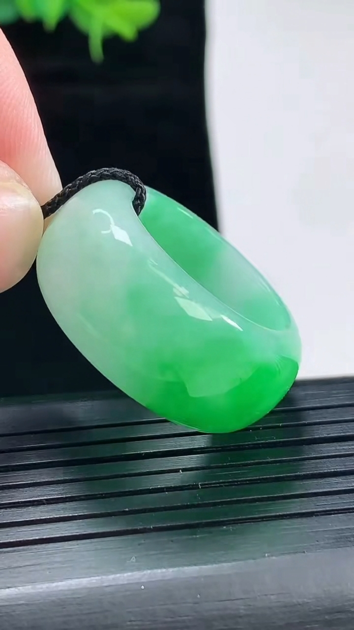 天然A货翡翠素面玉扳指 指环戒指，尺寸20.6-13-5.2重量:14.10g2026年5月4日
工厂直销收藏佳品,种好水足，色泽均匀，有种有色，上手高大气！