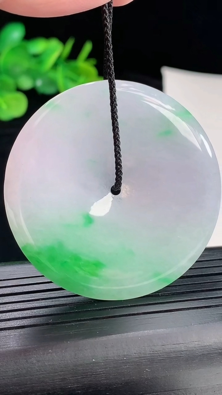 天然A货翡翠平安扣吊坠，尺寸50-5.2重量:28.60g
5月4日