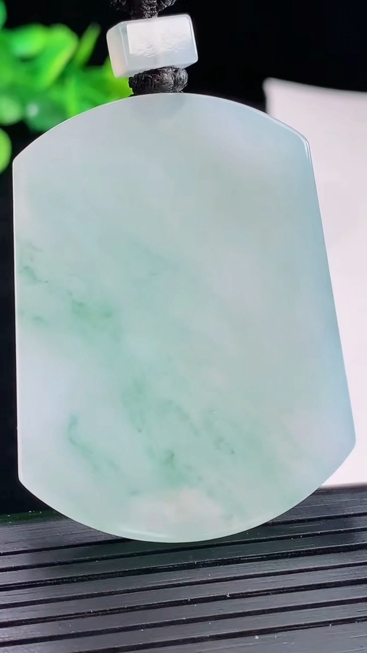 天然A货翡翠种飘花仿古无事牌吊坠，尺寸51-39-5.5重量:35.11g
5月4日