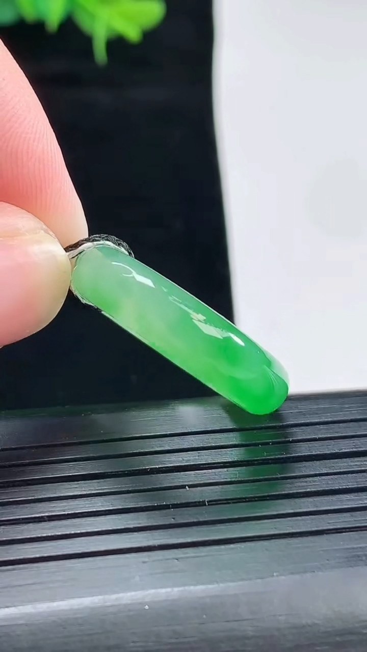 天然A货翡翠玉指环 戒指，尺寸18-6-4重量:4.88g2026年5月4日
工厂直销收藏佳品,种好水足，色泽均匀，有种有色，上手高大气！
