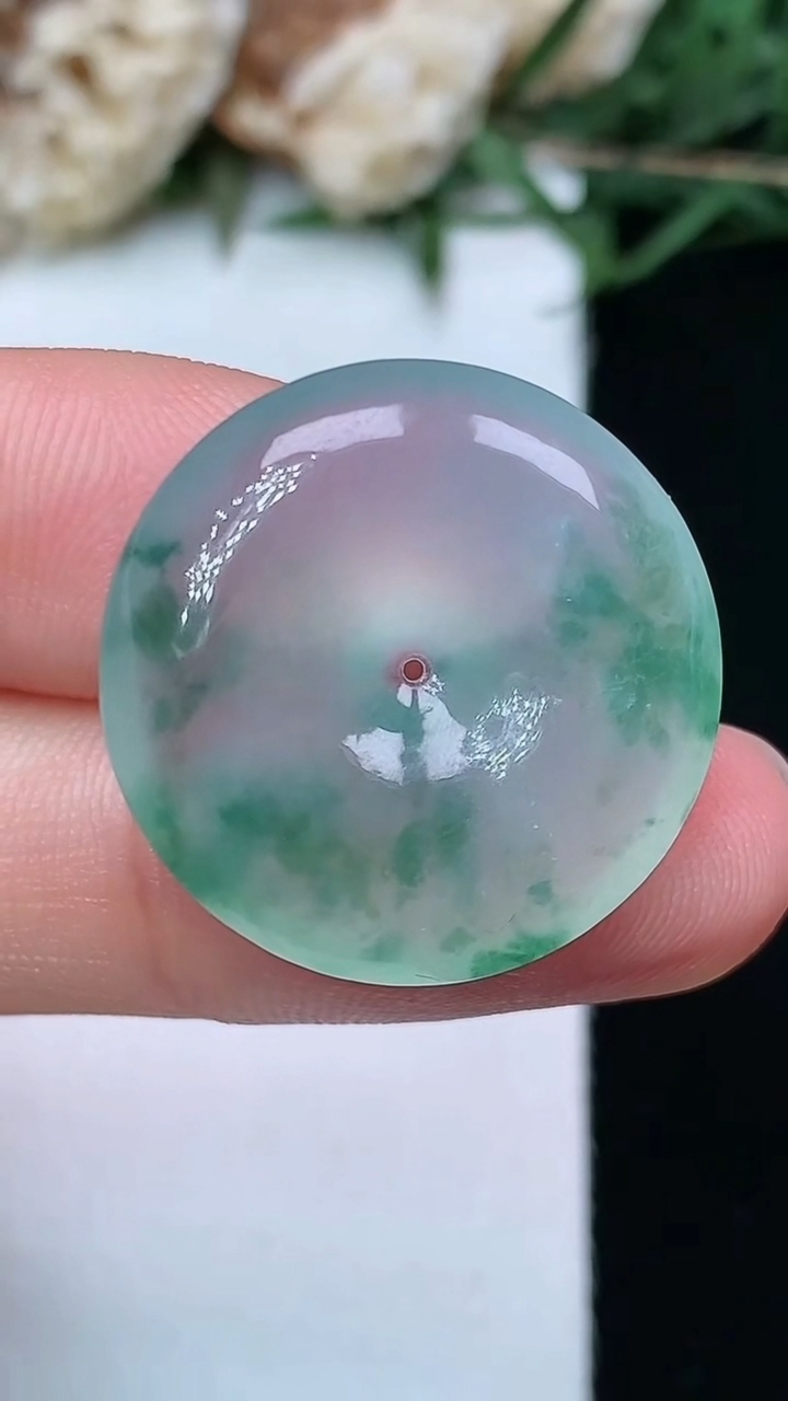天然A货翡翠飘花平安扣吊坠，尺寸22.5-5.2，重量:5.23g
5月4日
