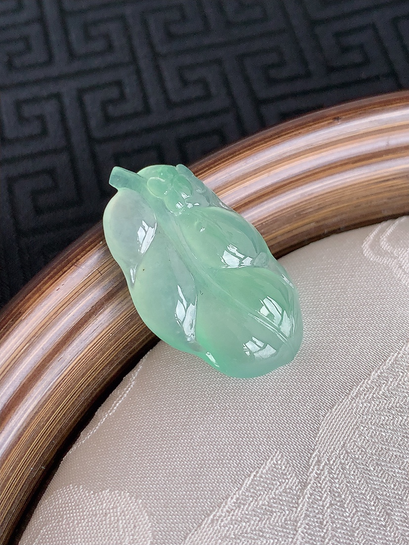 天然A货翡翠晴绿叶子金枝玉叶镶嵌件 
尺寸28.8-16.3-4.3mm 重量4.25g 0430