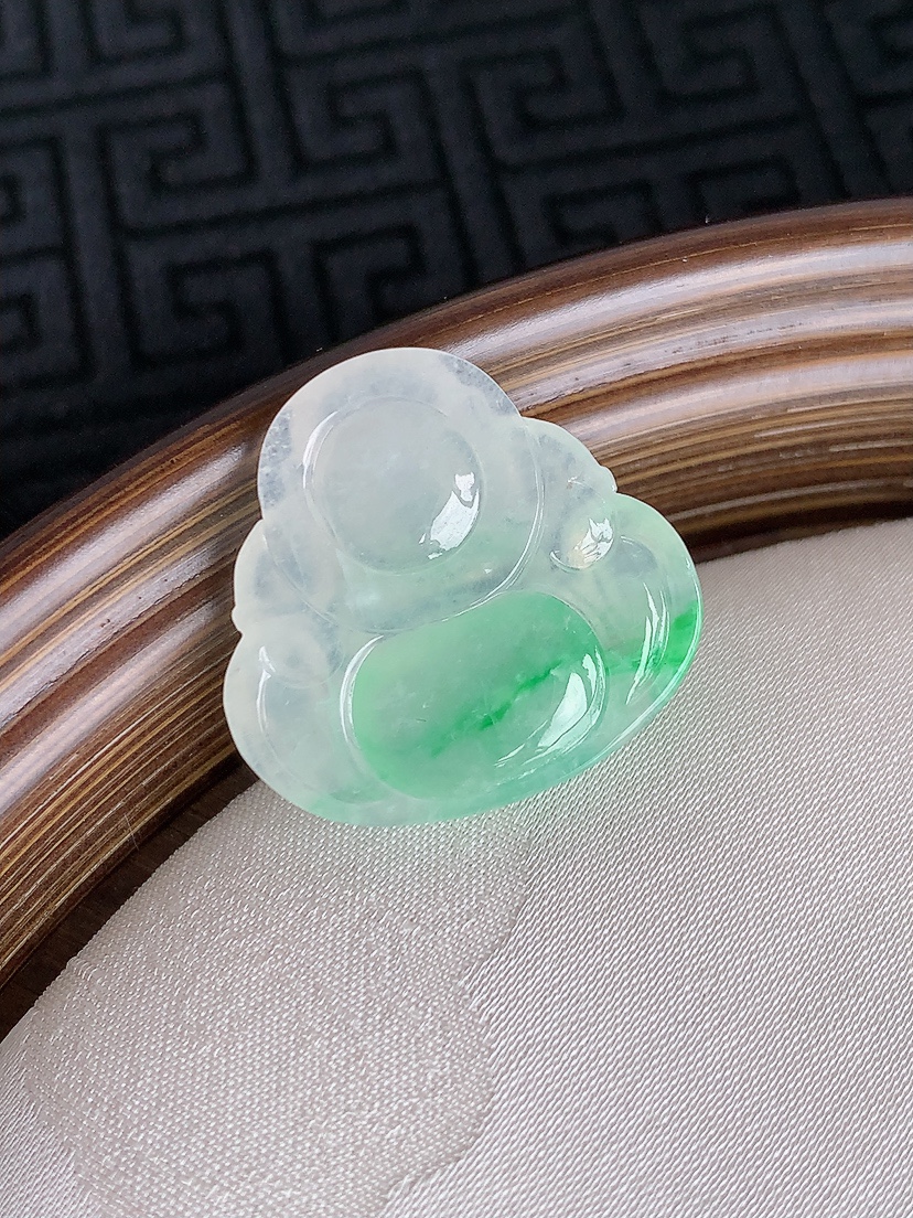 天然A货翡翠飘阳绿佛公镶嵌件 
尺寸21.6-22.4-4.8mm 重量4.33g 0430