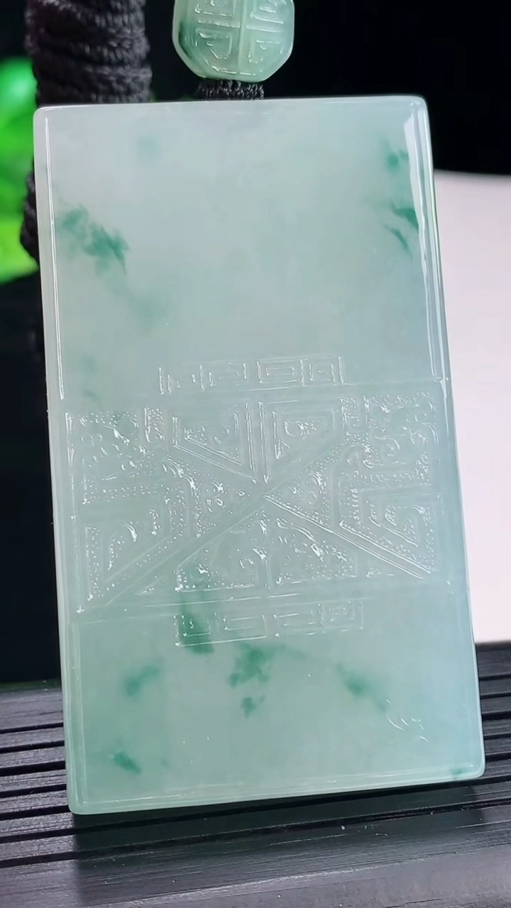 天然A货翡翠种飘过仿古无事牌吊坠，尺寸62-36-9重量:66.00g
5月4日