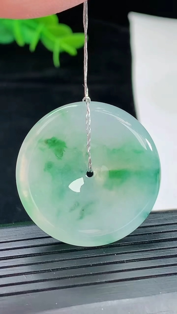天然A货翡翠冰种飘花平安扣吊坠，尺寸31.5-55重量:11.66g
5月4日