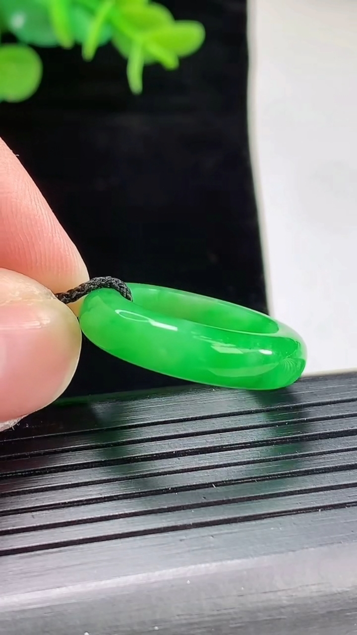天然A货翡翠玉指环 戒指，尺寸17.5-5.5-4.2重量:4.35g2026年5月4日
工厂直销收藏佳品,种好水足，色泽均匀，有种有色，上手高大气！