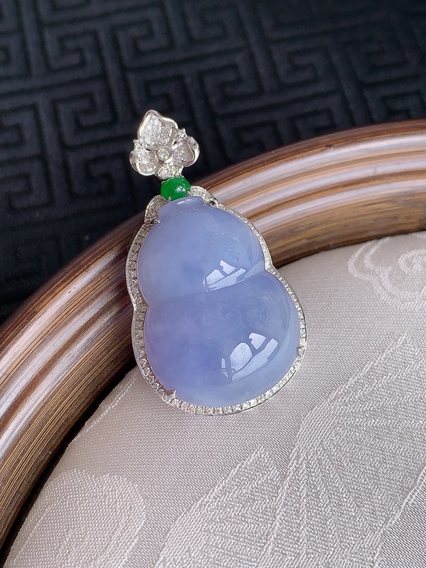 天然A货翡翠18K金伴钻镶嵌紫罗兰葫芦吊坠 
尺寸37.8-21-12裸石24.5-18.2mm 重量8.90g 0502