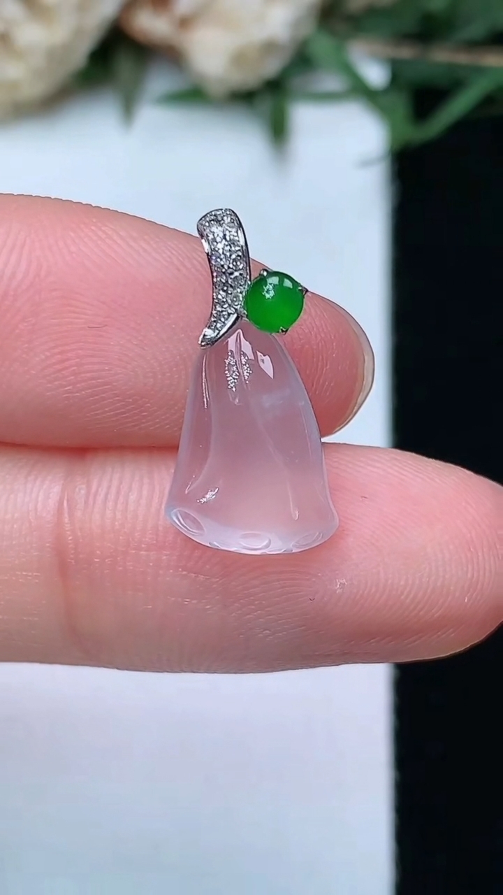 天然A货翡翠白冰莲蓬吊坠，尺寸11.9-8.9-4，重量:1.30g
5月4日