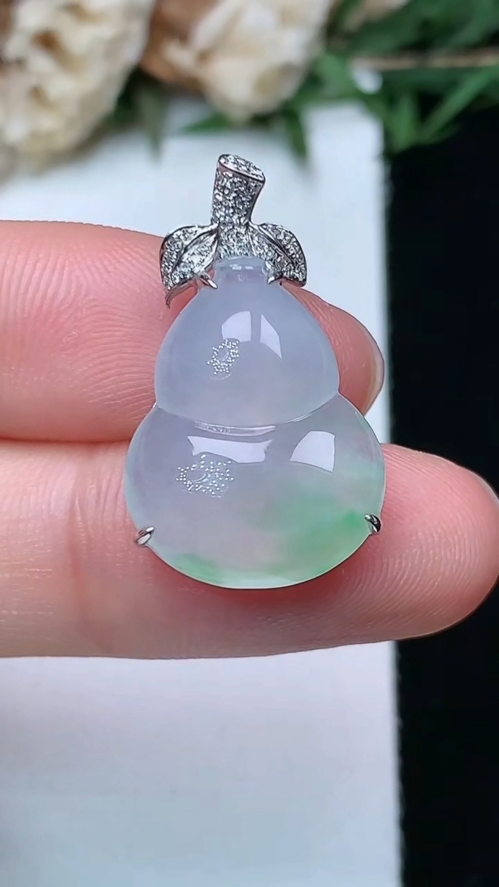 天然A货翡翠葫芦吊坠，尺寸18-14.5-6.6，重量:3.30g
5月4日