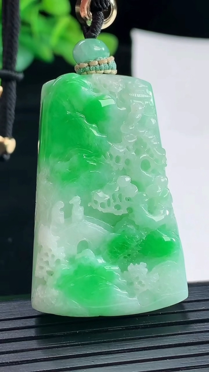 天然A货翡翠山水牌吊坠，尺寸43-28-10重量:30.34g
5月4日