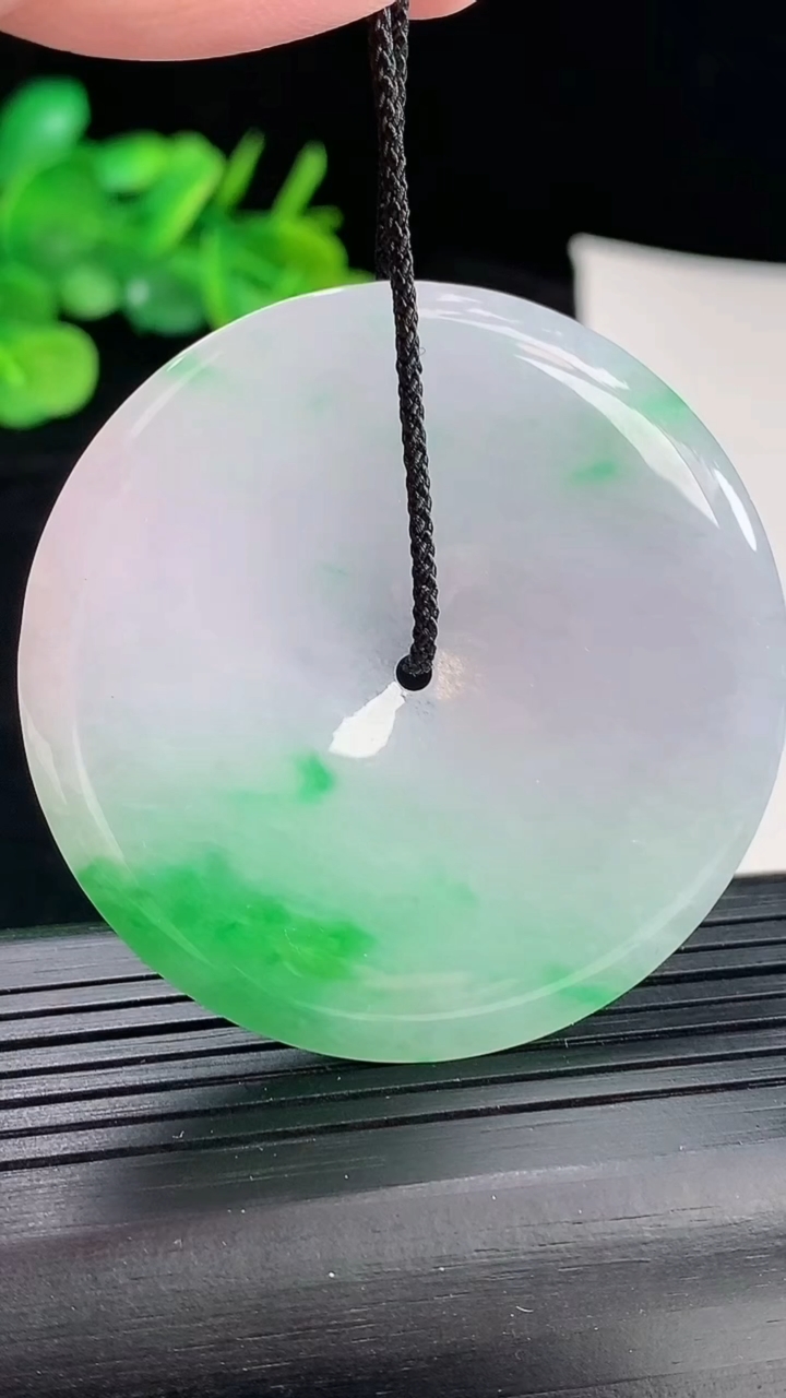 天然A货翡翠平安扣吊坠，尺寸50-5.2重量:28.60g
5月4日