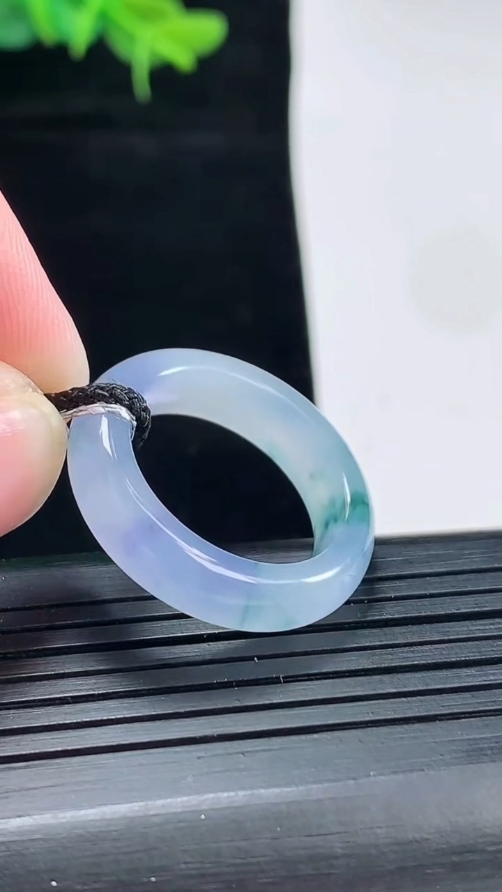 天然A货翡翠种紫罗兰 飘花玉指环 戒指，尺寸18-6-4.2重量:4.76g2026年5月4日
工厂直销收藏佳品,种好水足，色泽均匀，有种有色，上手高大气！