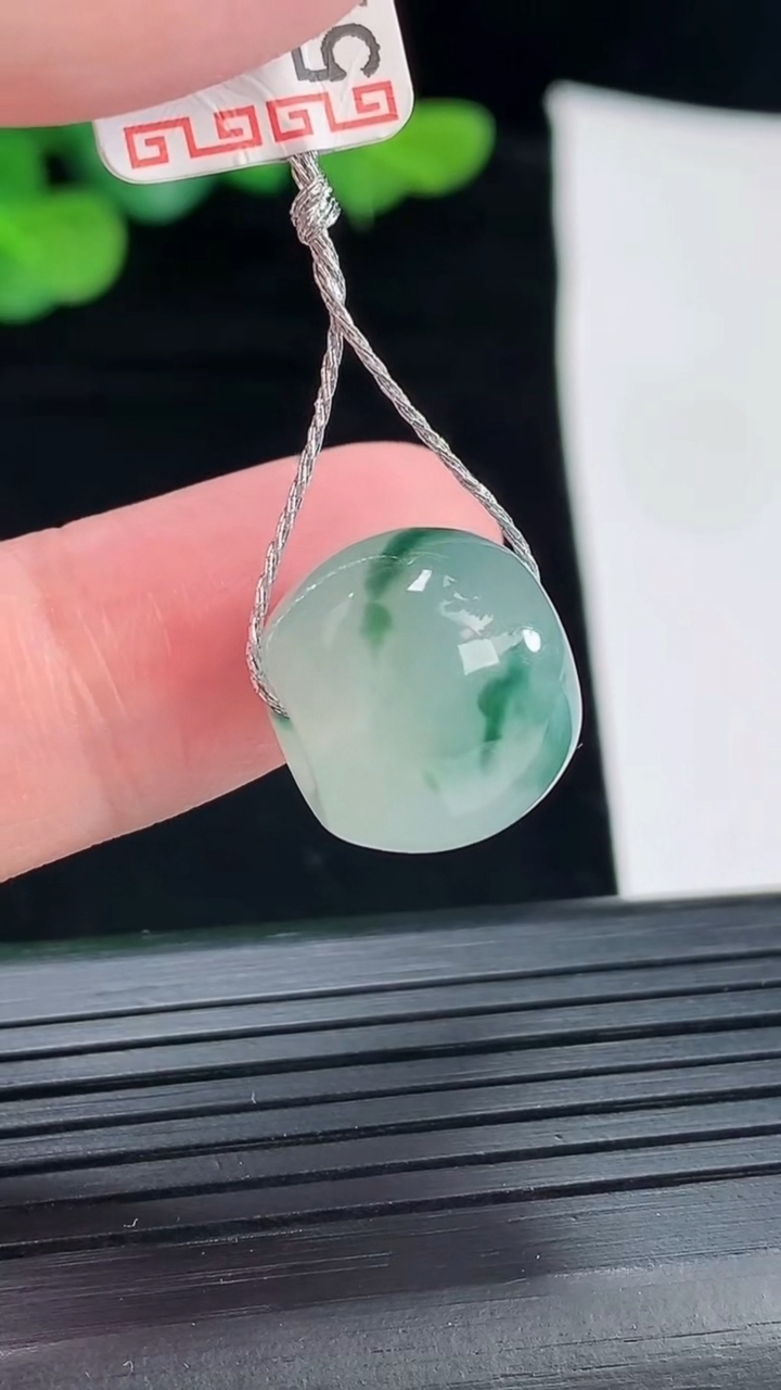 天然A货翡翠冰种飘花路路通吊坠，尺寸12.5-15重量:5.32g
5月4日