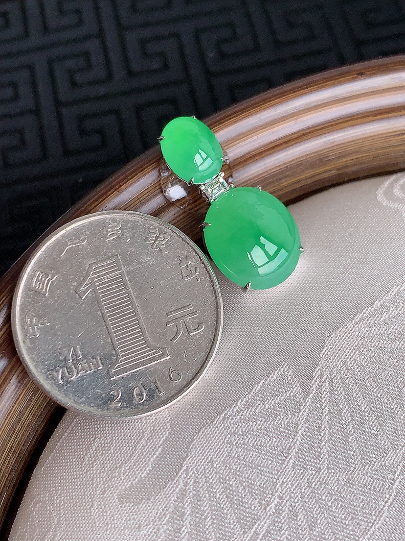 天然A货翡翠18K金伴钻镶嵌满绿蛋面吊坠 
尺寸23.5-12.5-10.8-5.8mm 重量3.13g 0430