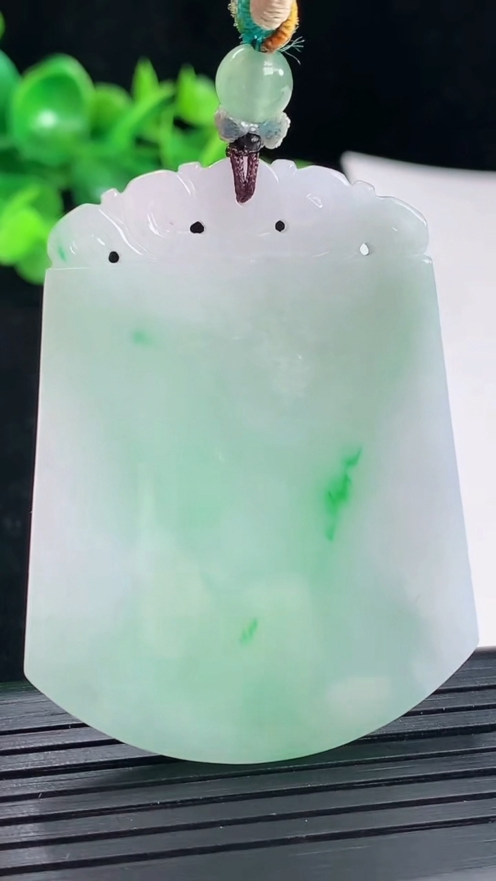 天然A货翡翠无事牌吊坠，尺寸53-40.5-3.8重量:24.40g
5月4日