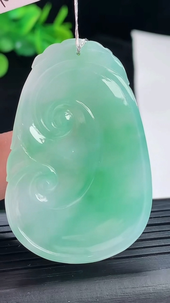 天然A货翡翠如意吊坠，尺寸50-33-4.8重量:15.65g
5月4日