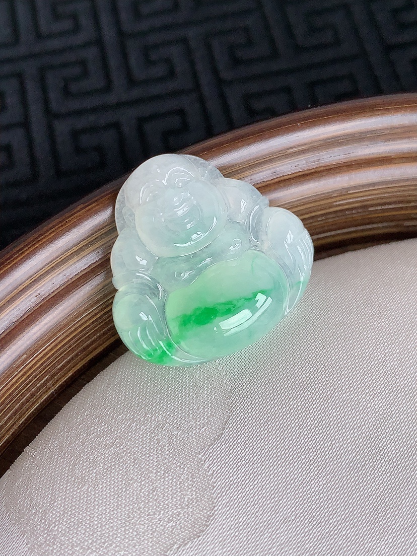 天然A货翡翠飘阳绿佛公镶嵌件 
尺寸21.6-22.4-4.8mm 重量4.33g 0430
