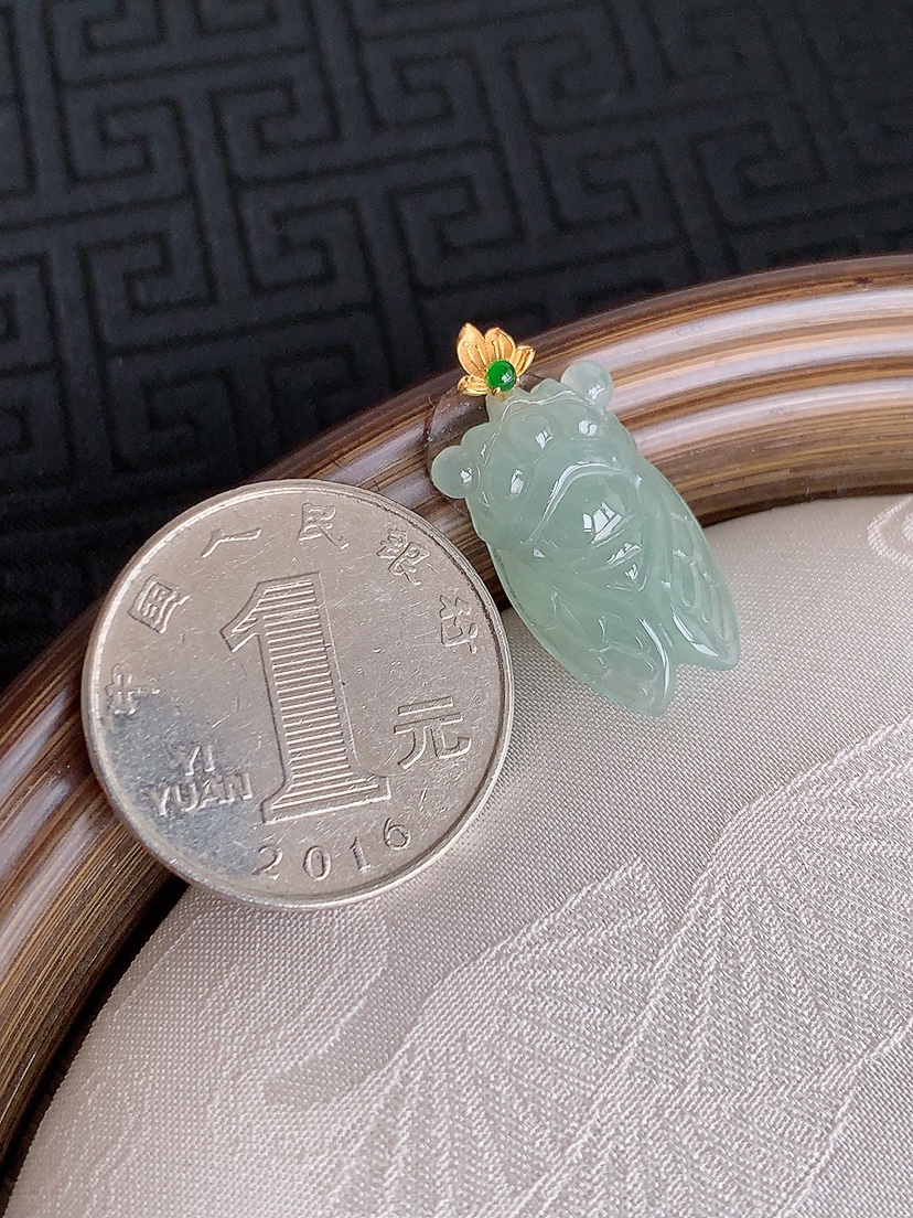 天然A货翡翠18K金扣头晴水一鸣惊人吊坠 
尺寸25.8-20.4-12-7.3mm 重量3.28g