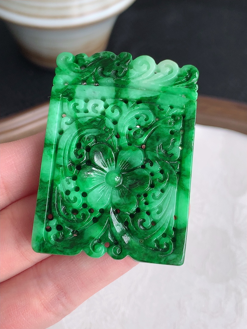 天然A货翡翠满绿辣绿福牌吊坠  
尺寸52-36.5-6mm 重量32.45g 0430