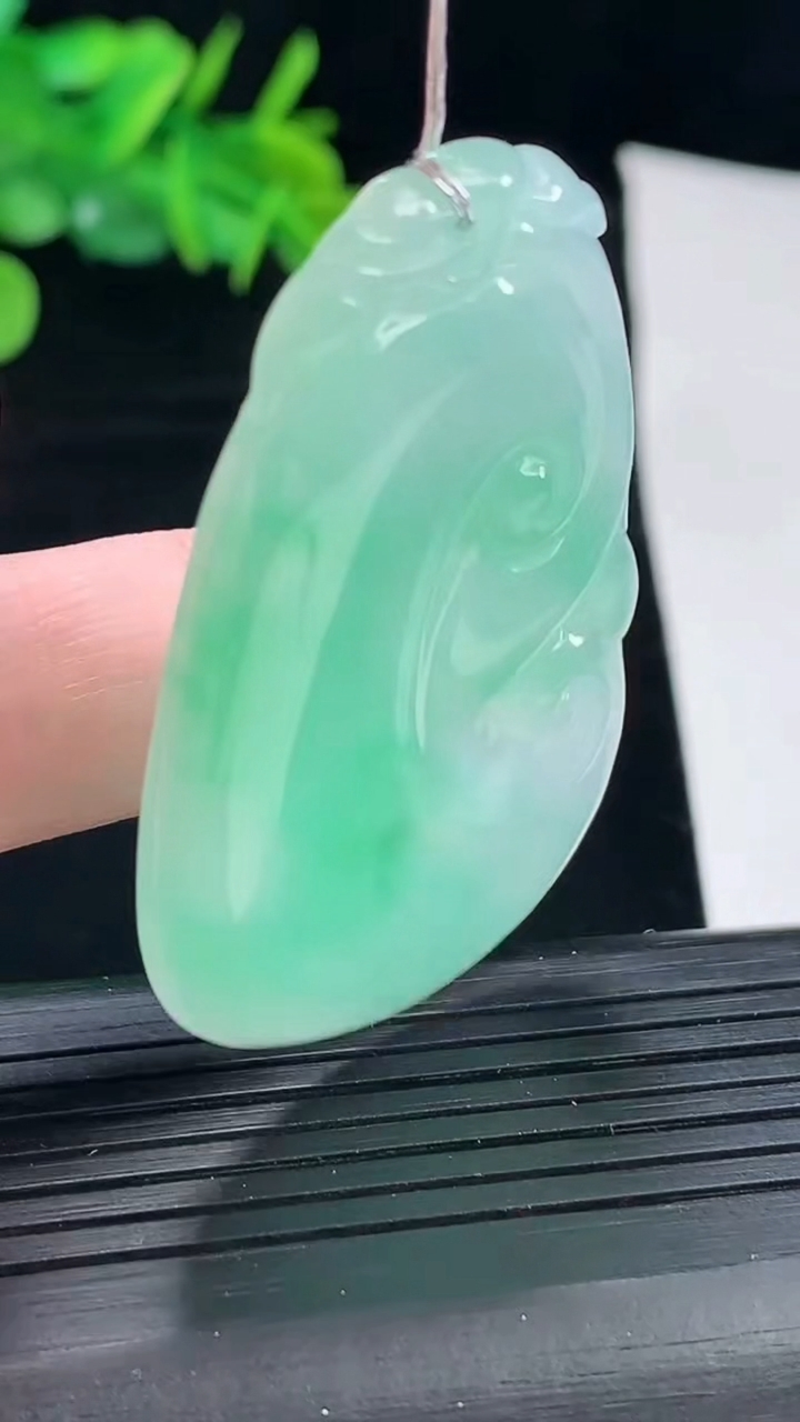 天然A货翡翠如意吊坠，尺寸50-33-4.8重量:15.65g
5月4日