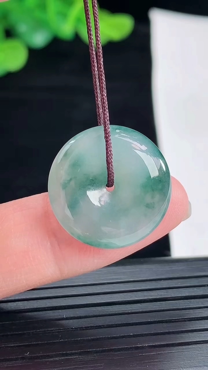 天然A货翡翠飘花平安扣吊坠，尺寸19-4.2重量:3.22g
5月4日