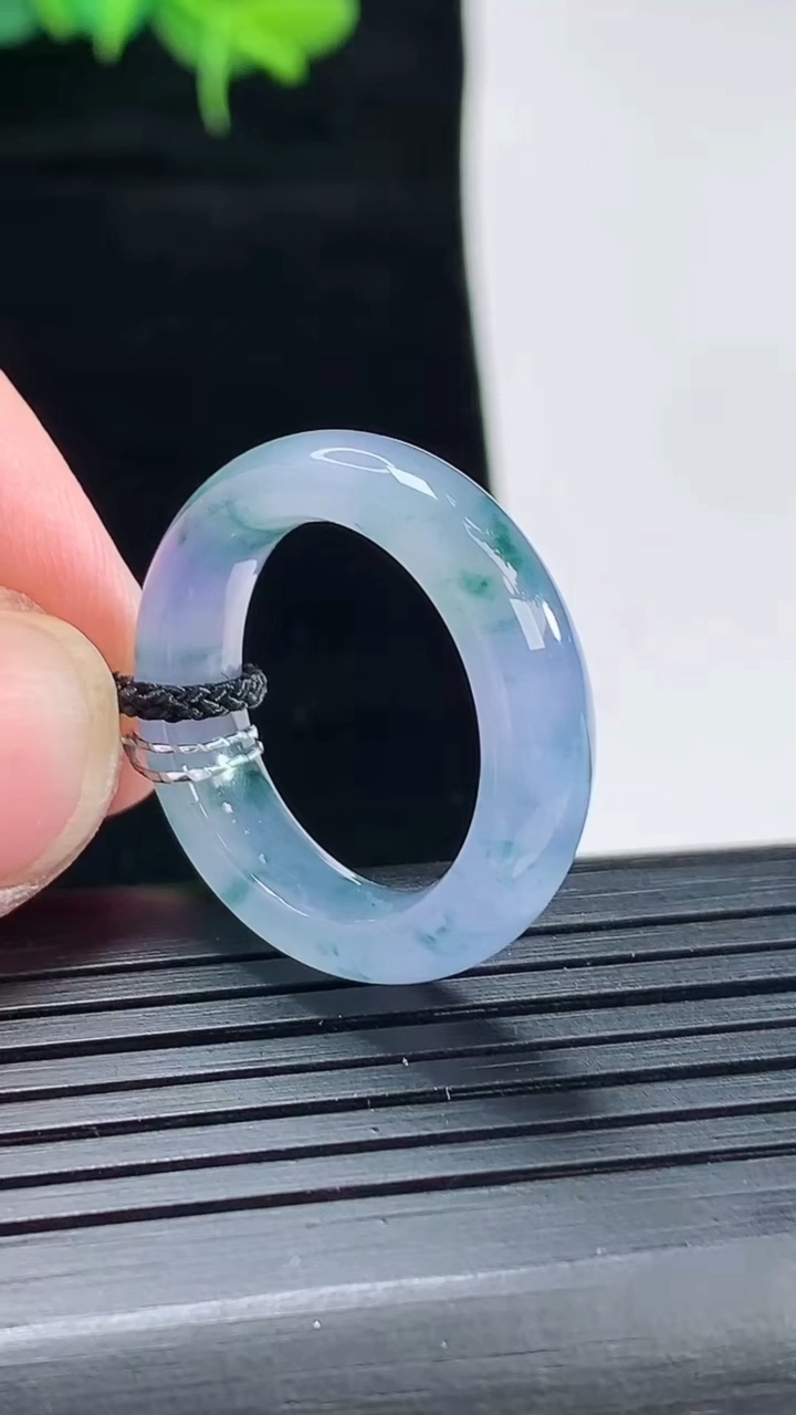 天然A货翡翠种紫罗兰 飘花玉指环 戒指，尺寸18-6-4重量:4.33g2026年5月4日
工厂直销