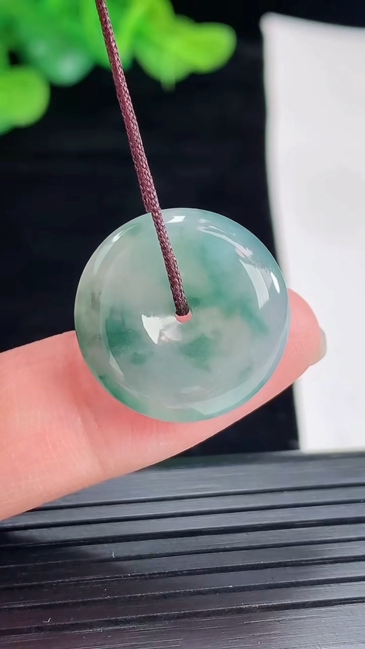 天然A货翡翠飘花平安扣吊坠，尺寸19-4.2重量:3.22g
5月4日