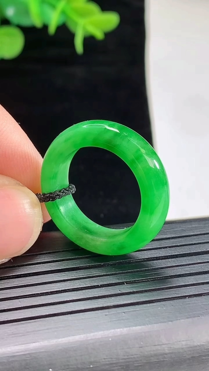 天然A货翡翠玉指环 戒指，尺寸17.5-5.5-4.2重量:4.35g2026年5月4日
工厂直销收