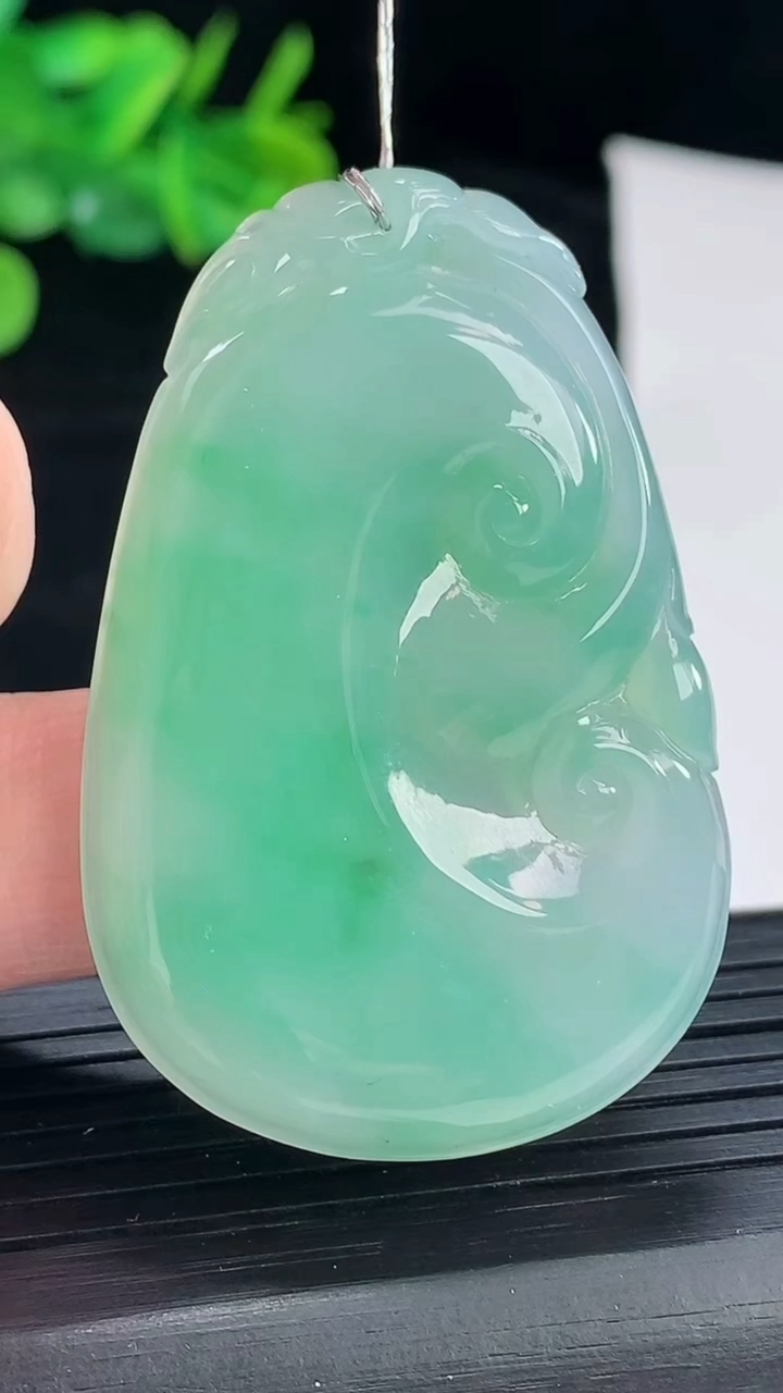 天然A货翡翠如意吊坠，尺寸50-33-4.8重量:15.65g
5月4日