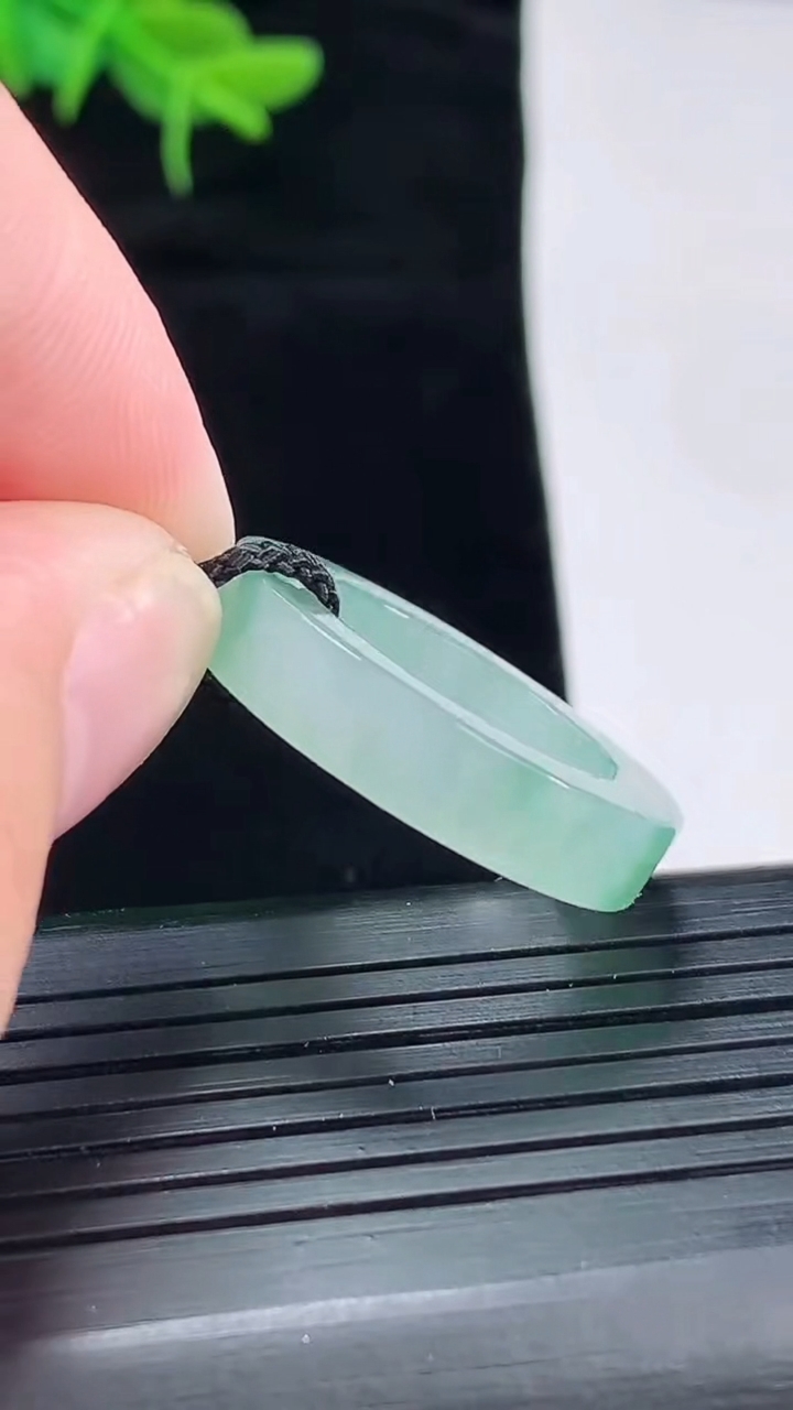 天然A货翡翠飘花方形玉指环 戒指，尺寸17.5-5.2-4重量:4.77g2026年5月4日
工厂直销收藏佳品,种好水足，色泽均匀，有种有色，上手高大气！