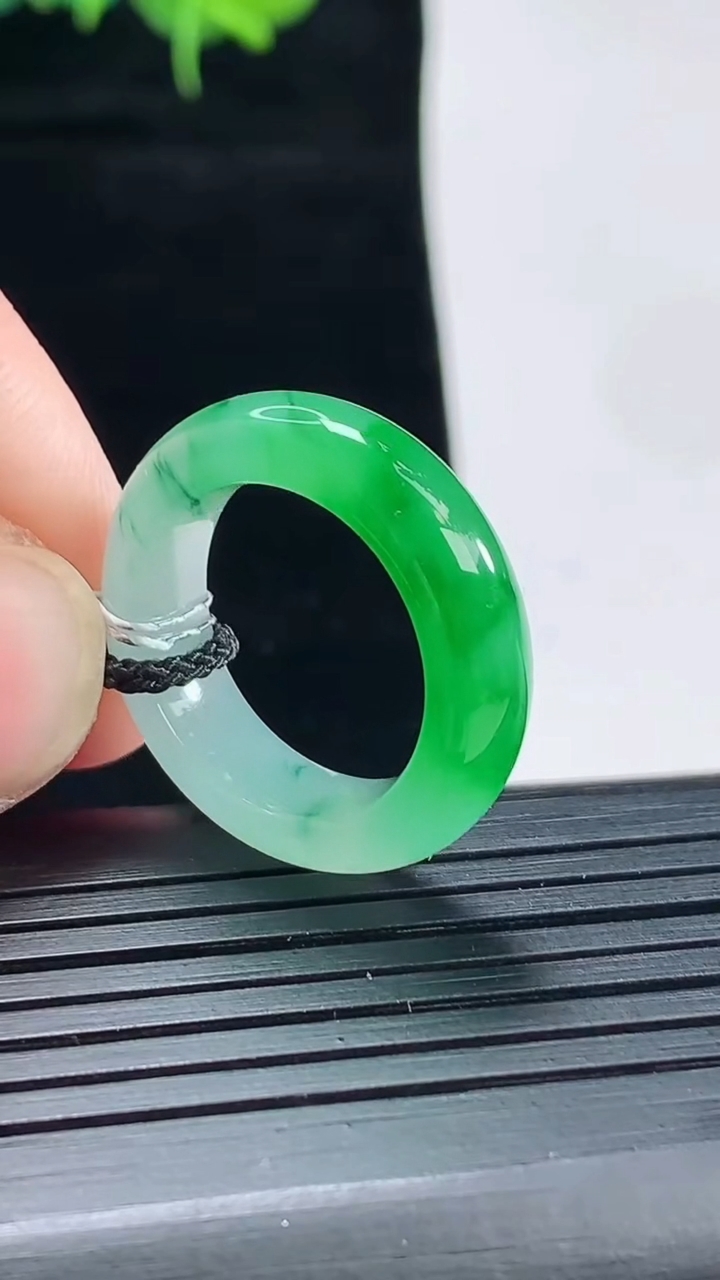 天然A货翡翠玉指环 戒指，尺寸16.6-6-4重量:4.33g2026年5月4日
工厂直销收藏佳品,