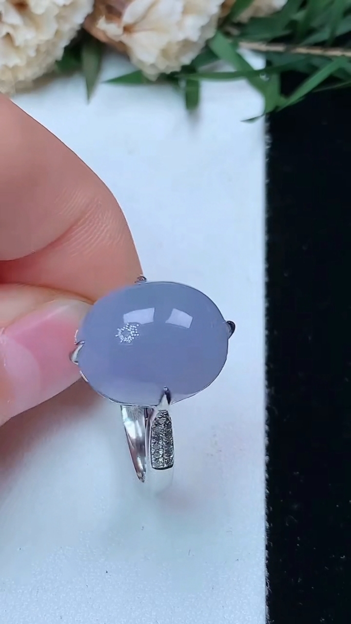天然A货翡翠紫罗兰蛋面戒指，尺寸17.3-13.9-12，重量:6.00g2026年5月4日
工厂直销收藏佳品,种好水足，色泽均匀，有种有色，上手高大气！