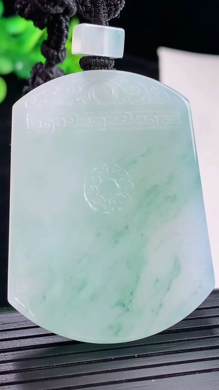 天然A货翡翠种飘花仿古无事牌吊坠，尺寸51-39-5.5重量:35.11g
5月4日