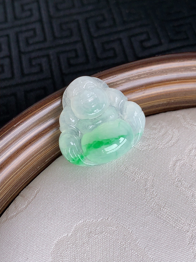 天然A货翡翠飘阳绿佛公镶嵌件 
尺寸21.6-22.4-4.8mm 重量4.33g 0430