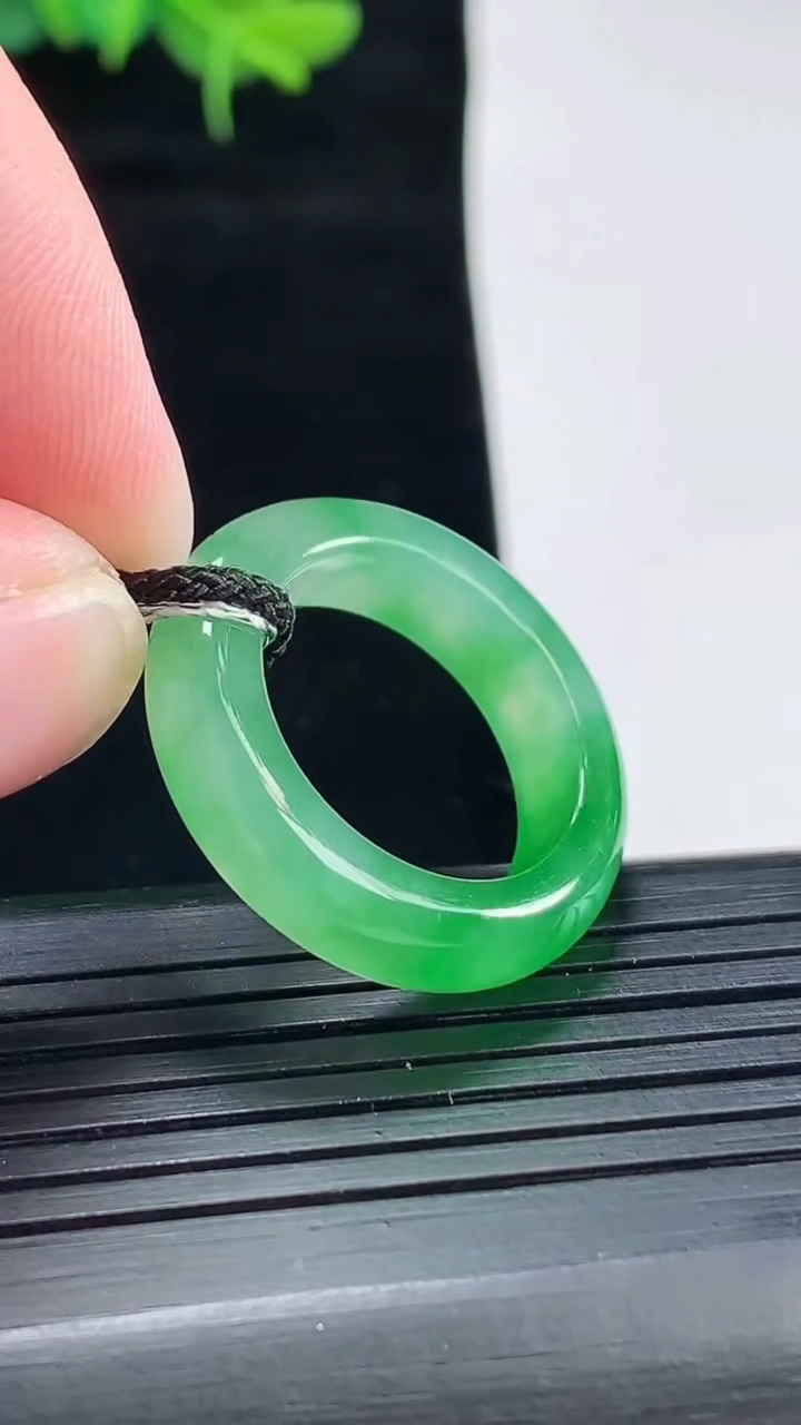 天然A货翡翠玉指环 戒指，尺寸18-6-4重量:4.88g2026年5月4日
工厂直销收藏佳品,种好水足，色泽均匀，有种有色，上手高大气！