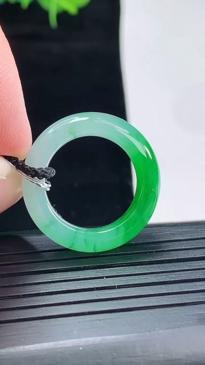 天然A货翡翠玉指环 戒指，尺寸16.6-6-4重量:4.33g2026年5月4日
工厂直销收藏佳品,种好水足，色泽均匀，有种有色，上手高大气！