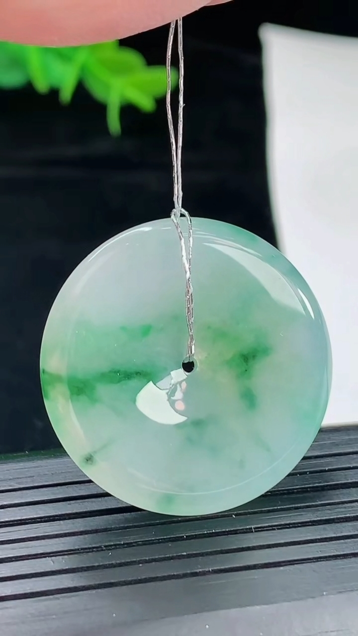 天然A货翡翠冰种飘花平安扣吊坠，尺寸31.5-55重量:11.66g
5月4日