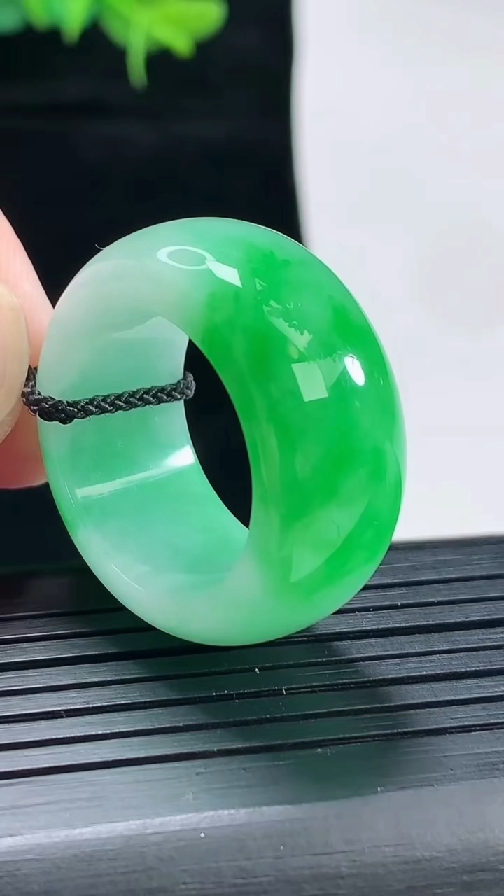 天然A货翡翠素面玉扳指 指环戒指，尺寸20.6-13-5.2重量:14.10g2026年5月4日
工厂直销收藏佳品,种好水足，色泽均匀，有种有色，上手高大气！