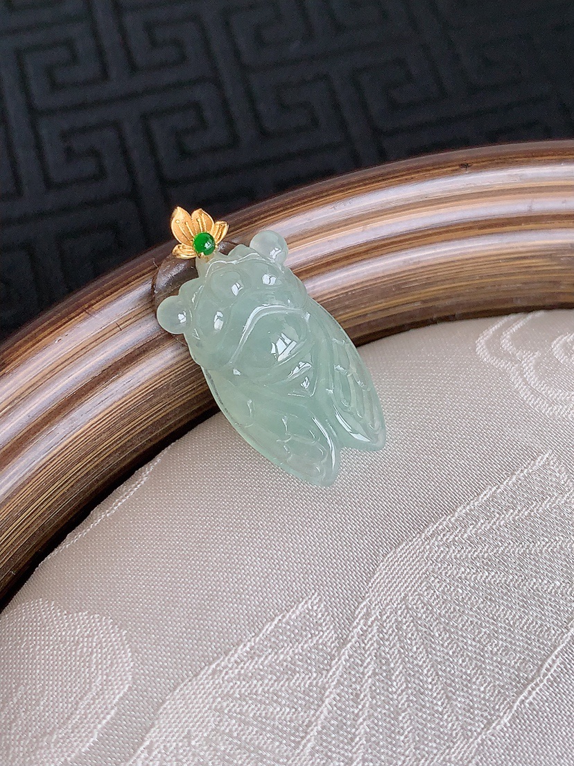 天然A货翡翠18K金扣头晴水一鸣惊人吊坠 
尺寸25.8-20.4-12-7.3mm 重量3.28g