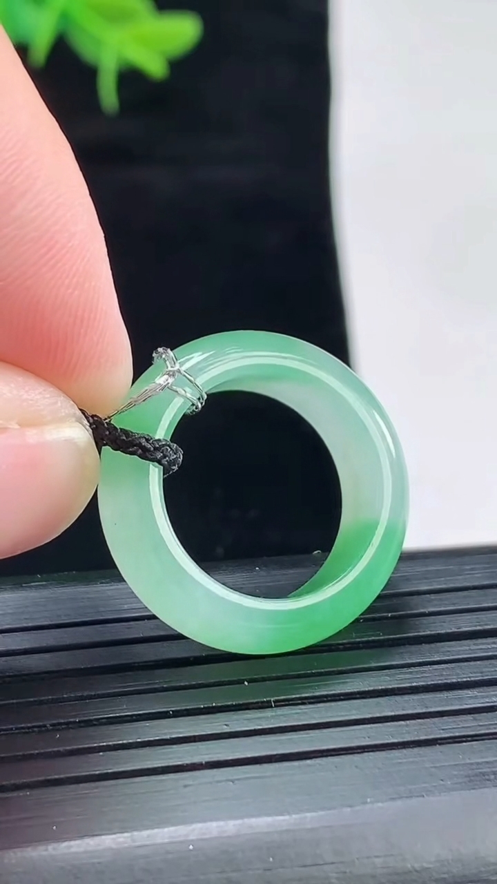 天然A货翡翠玉指环 戒指，尺寸16.5-7-4重量:4.69g2026年5月4日
工厂直销收藏佳品,种好水足，色泽均匀，有种有色，上手高大气！