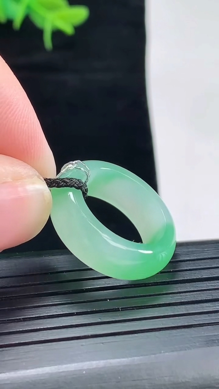 天然A货翡翠玉指环 戒指，尺寸16.5-7-4重量:4.69g2026年5月4日
工厂直销收藏佳品,种好水足，色泽均匀，有种有色，上手高大气！