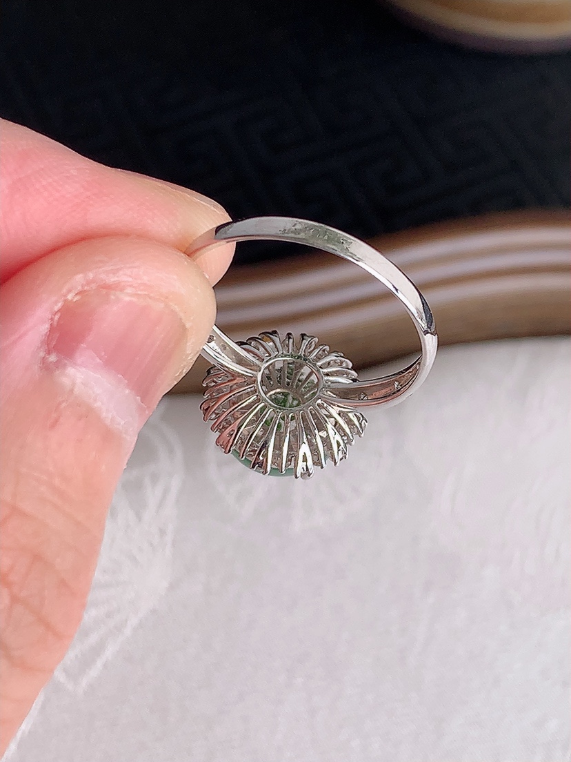 天然A货翡翠18K金伴钻镶嵌满绿蛋面戒指 圈口18.5裸石
尺寸9.5mm 重量3.45g 0430