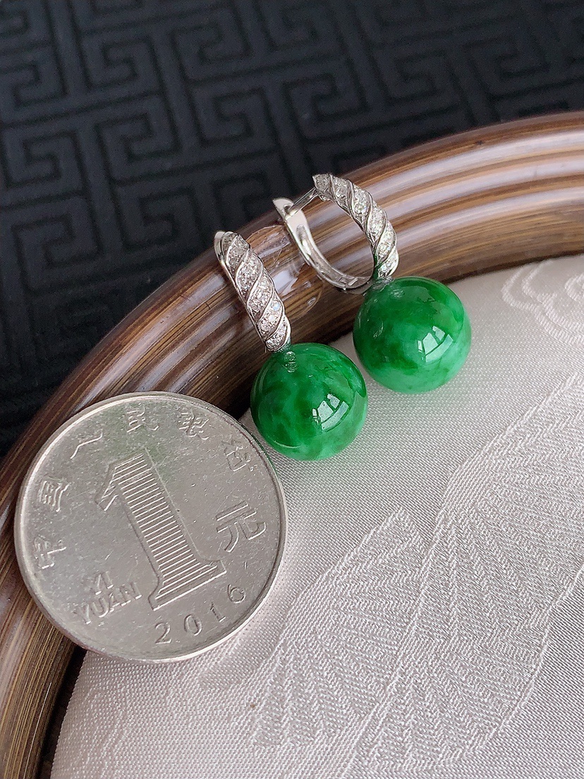 天然A货翡翠18K金伴钻镶嵌满绿圆珠转运珠耳坠 
尺寸11mm 重量7.05g 0430