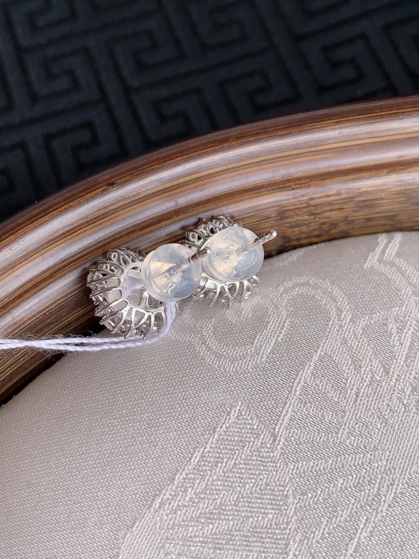 天然A货翡翠18K金伴钻镶嵌阳绿蛋面耳钉 
尺寸6-5.5mm 重量2.13g 0430