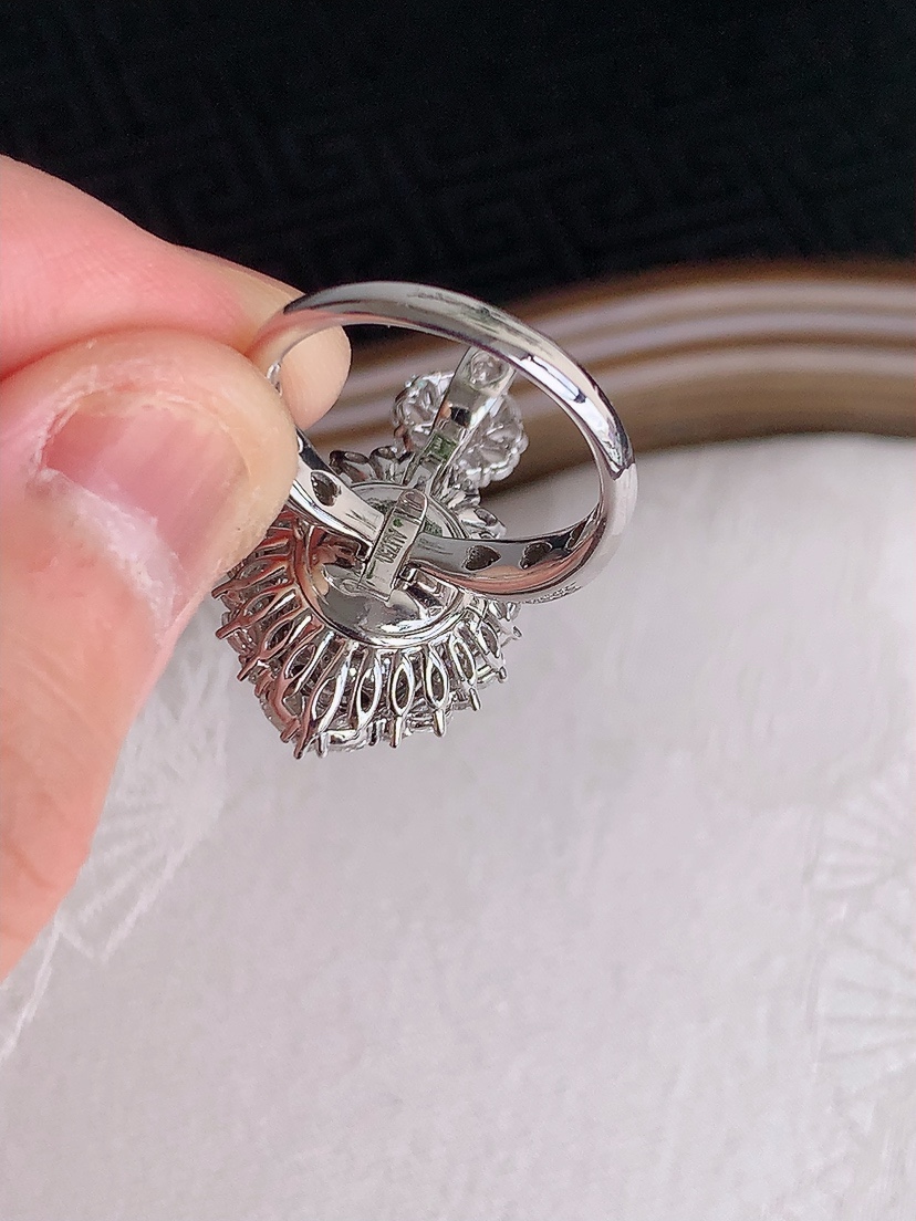 天然A货翡翠18K金伴钻镶嵌晴水起荧光蛋面戒指吊坠两用款 圈口18裸石
尺寸11.5-9.3mm 重量9.80g 0430