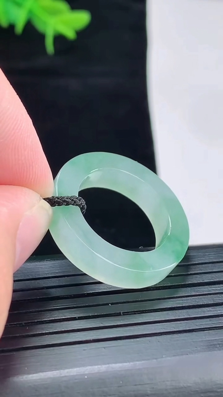 天然A货翡翠飘花方形玉指环 戒指，尺寸17.5-5.2-4重量:4.77g2026年5月4日
工厂直销收藏佳品,种好水足，色泽均匀，有种有色，上手高大气！
